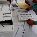 Un funcionario del Instituto Nacional Electoral (INE) y el presidente de la mesa electoral revisan el material electoral que se utilizará en las próximas elecciones presidenciales en un distrito electoral en Guadalajara, estado de Jalisco, México, el 31 de mayo de 2024.