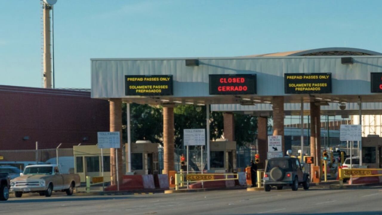 Las mujeres cruzaron en carro la frontera entre México y Estados Unidos