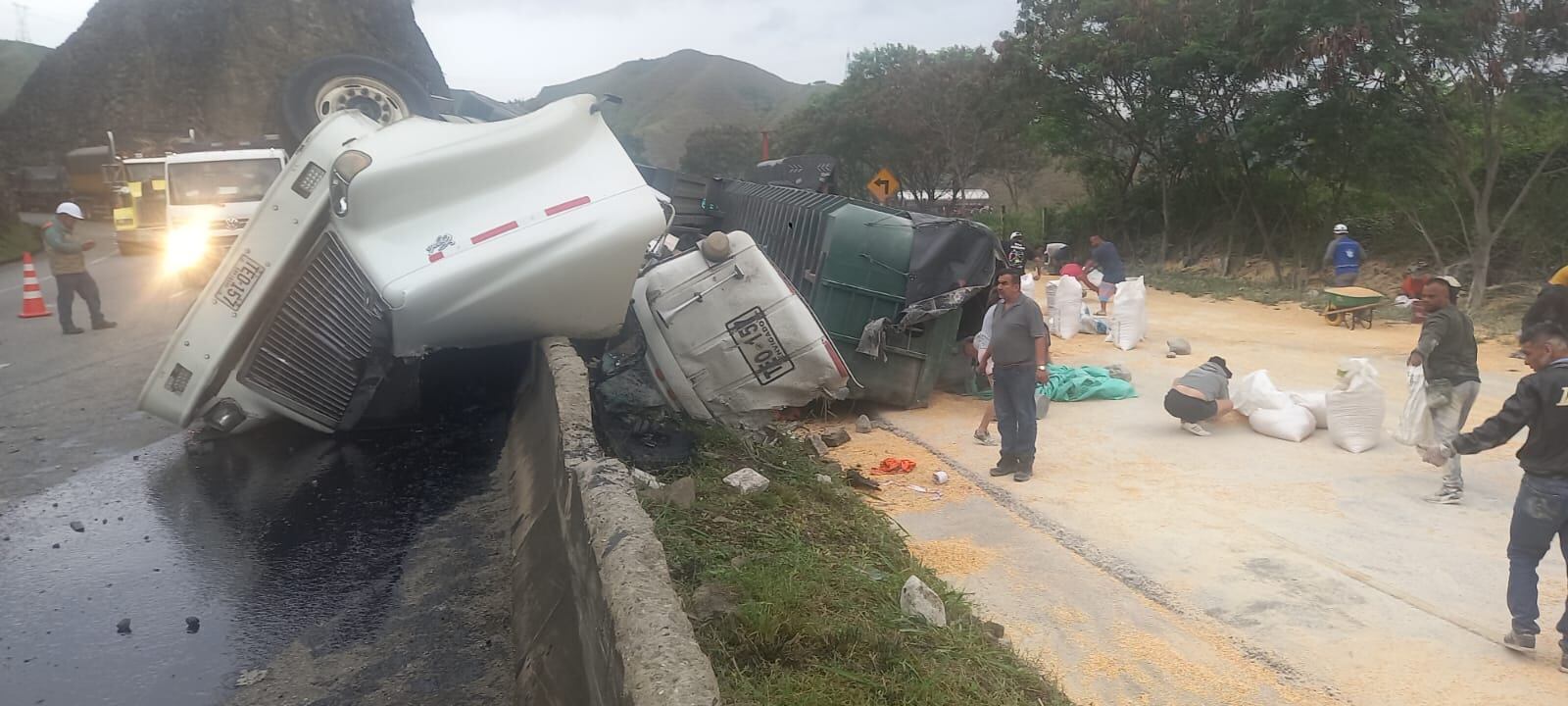 Tractomula se volcó en la vía a Buenaventura