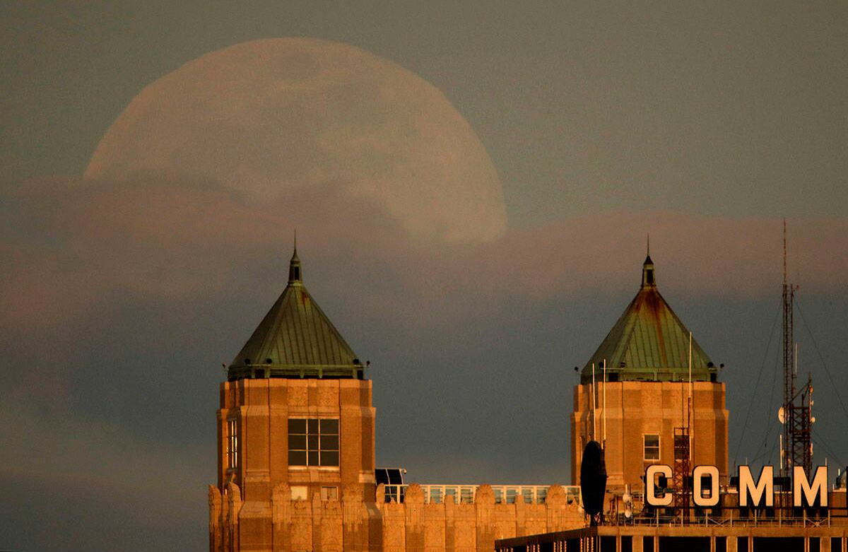 La luna llena se eleva más allá de las nubes y las agujas en un edificio de apartamentos en el centro, el miércoles 6 de mayo de 2020, en Kansas City, Mo. Foto: Charlie Riedel/AP