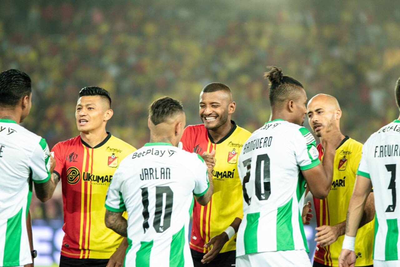 Danovis Banguero y Jarlan Barrera durante los actos protocolarios de la Superliga 2023