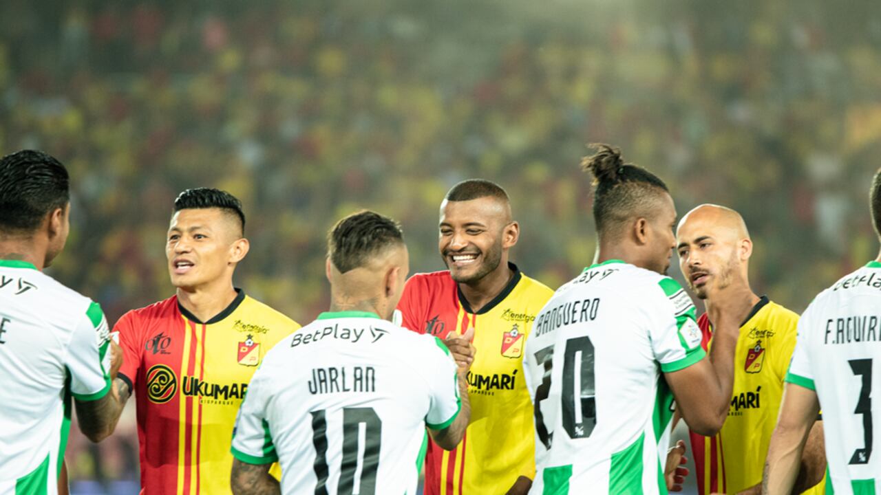 Danovis Banguero y Jarlan Barrera durante los actos protocolarios de la Superliga 2023