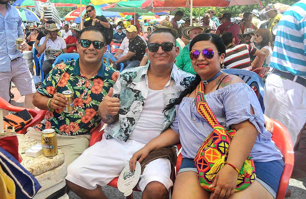 . Tres ciudadanos mexicanos y amantes de la música vallenata, quienes viajaron desde Monterrey, Mexico, disfrutan del quincuagésimo festival de la Leyenda Vallenata en la Plaza Alfonso López, en Valledupar. Foto: Carlos Julio Martínez/ Enviado Especial de Semana