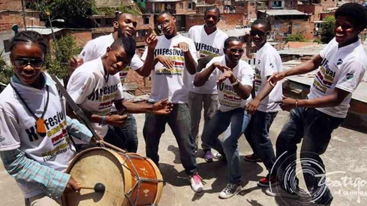 Son Batá, un grupo que desde hace más de una década transforma la realidad de la comuna 13 de Medellín.