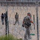 La Guardia Nacional de Texas y la policía estatal se preparan para impedir los cruces en Ciudad Juárez, México, el 4 de junio de 2024. El presidente Biden firmó hoy un acuerdo que incluye el cierre de las solicitudes de asilo si hay más de 5.000 cruces de migrantes por día . Según una proclamación y una norma provisional de los Departamentos de Justicia y Seguridad Nacional, a los inmigrantes que crucen ilegalmente la frontera se les prohibirá recibir asilo. Estas medidas tienen como objetivo expulsar rápidamente a quienes no tienen una base legal para permanecer en los EE. UU. (Foto de David Peinado/Anadolu vía Getty Images)