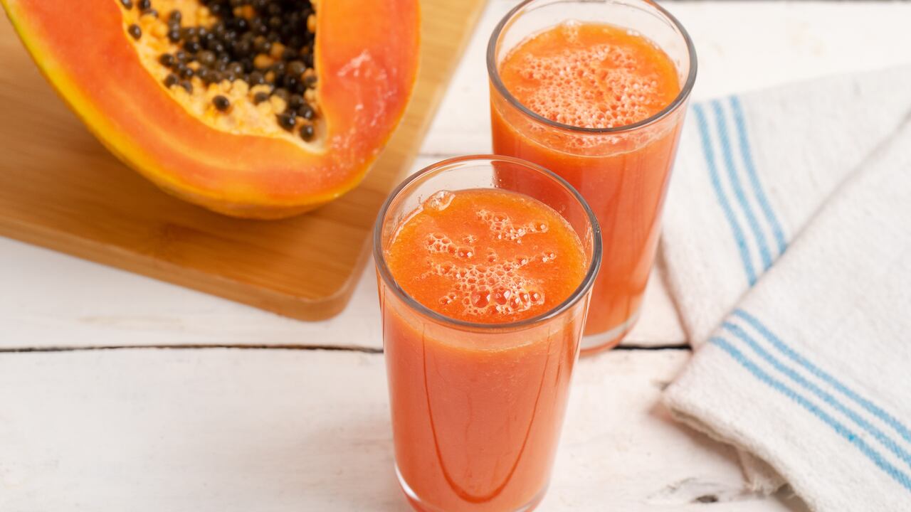 Un buen remedio casero para el estreñimiento es el jugo de papaya con linaza, ya que estos alimentos son ricos en fibra