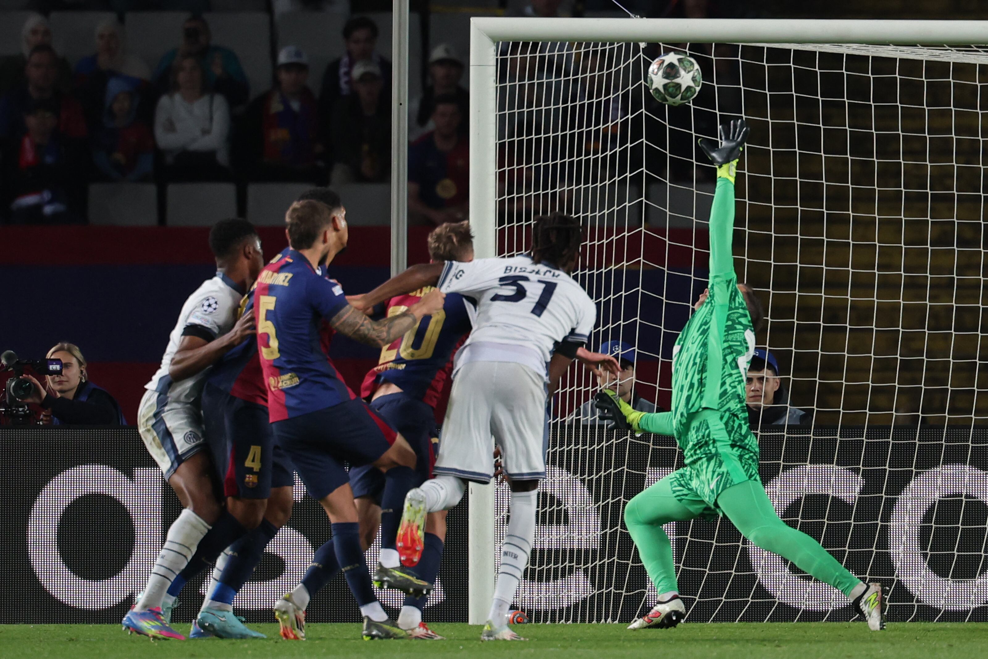 El defensa holandés #02 del Inter de Milán, Denzel Dumfries (izq.), marca el tercer gol de su equipo durante el partido de ida de la semifinal de la UEFA Champions League.