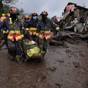 Los equipos de rescate se llevan el cuerpo de una víctima de una inundación repentina provocada por la lluvia que inundó los arroyos cercanos que reventaron sus mecanismos de contención, colapsaron una ladera y provocaron olas de lodo sobre las viviendas en el área de La Gasca de Quito, Ecuador, el martes 1 de febrero de 2019. 2022. Foto AP/Dolores Ochoa