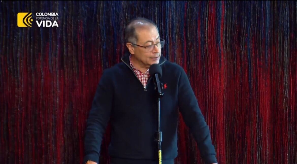 Presidente Gustavo Petro sin gorra