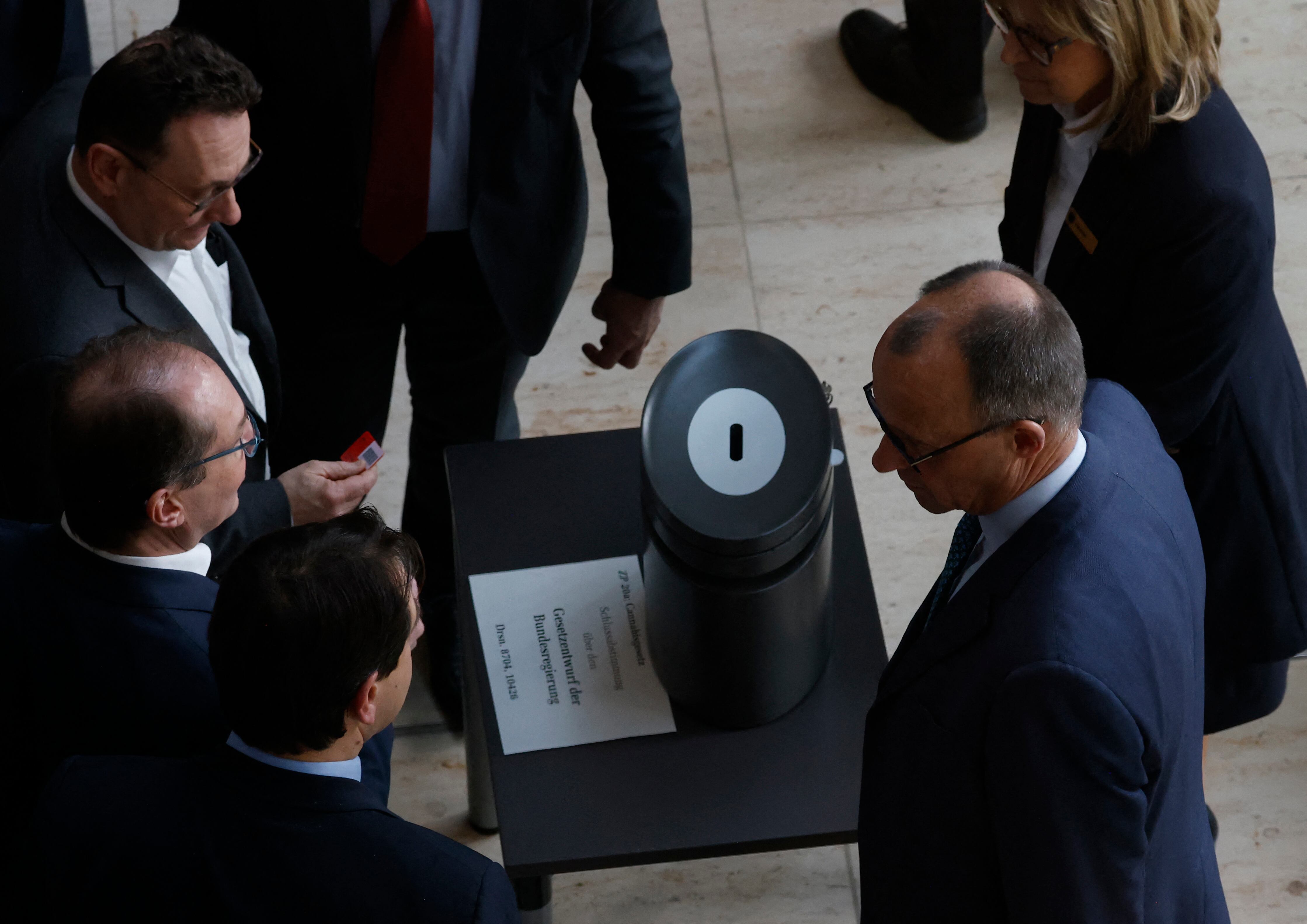 El líder de la Unión Demócrata Cristiana CDU de Alemania, Friedrich Merz (R), reacciona durante la votación sobre la despenalización del cannabis, el 23 de febrero de 2024 en el Bundestag (cámara baja del parlamento alemán) en Berlín.