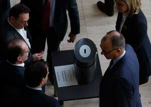 El líder de la Unión Demócrata Cristiana CDU de Alemania, Friedrich Merz (R), reacciona durante la votación sobre la despenalización del cannabis, el 23 de febrero de 2024 en el Bundestag (cámara baja del parlamento alemán) en Berlín.