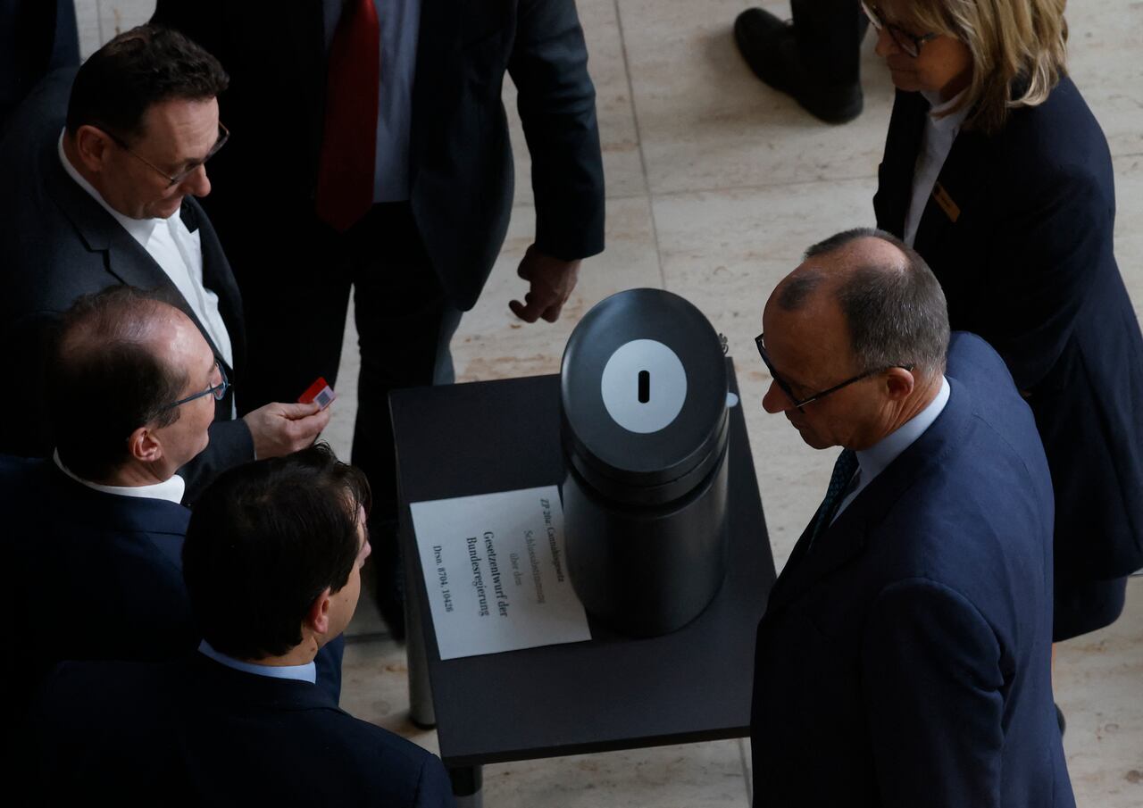 El líder de la Unión Demócrata Cristiana CDU de Alemania, Friedrich Merz (R), reacciona durante la votación sobre la despenalización del cannabis, el 23 de febrero de 2024 en el Bundestag (cámara baja del parlamento alemán) en Berlín.
