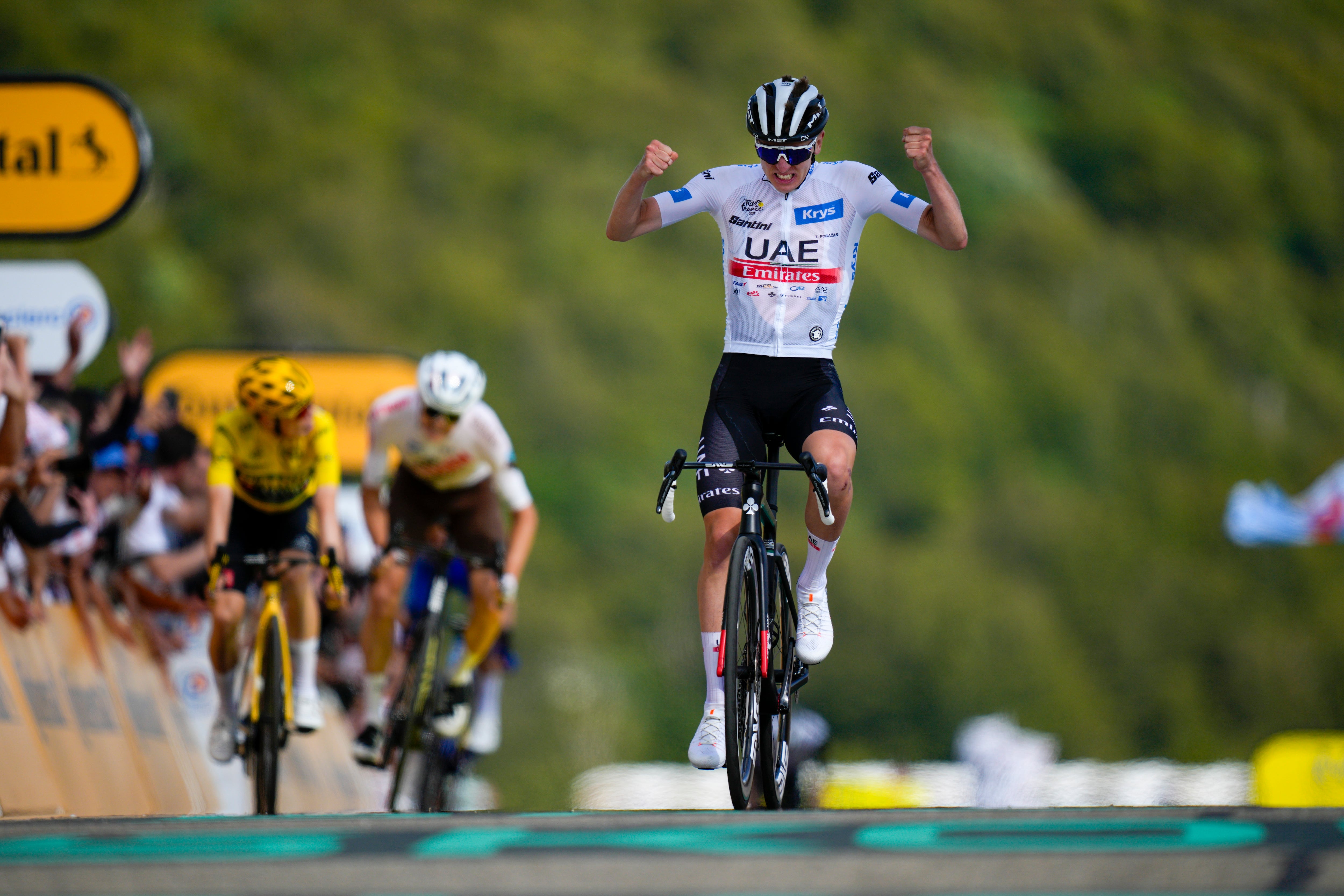El esloveno Tadej Pogacar, vestido con el maillot blanco de mejor ciclista joven, celebra al cruzar la línea de meta delante del danés Jonas Vingegaard, a la izquierda, y el austriaco Felix Gall para ganar la vigésima etapa de la carrera ciclista del Tour de Francia de 133,5 kilómetros (83 millas) con inicio en Belfort y final en Le Markstein Fellering, Francia, el sábado 22 de julio de 2023. (Foto AP/Daniel Cole)