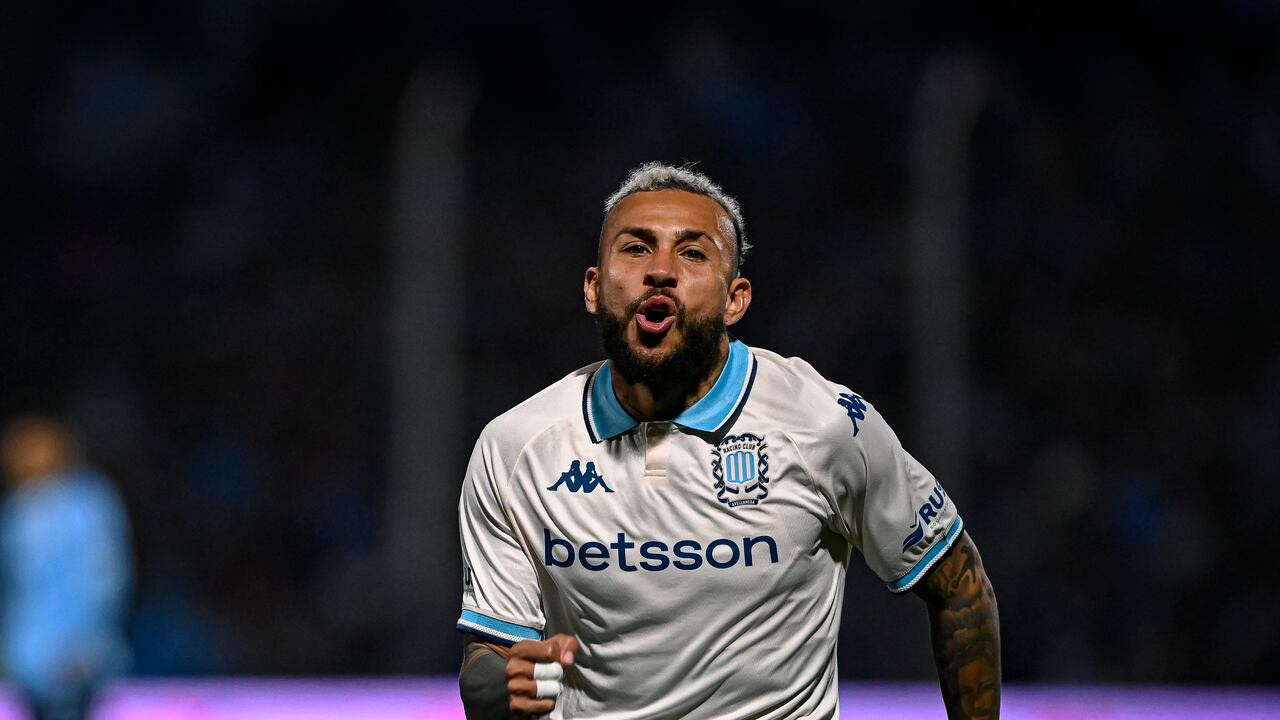 Duván Vergara celebrando su primer gol con la camiseta de Racing Club