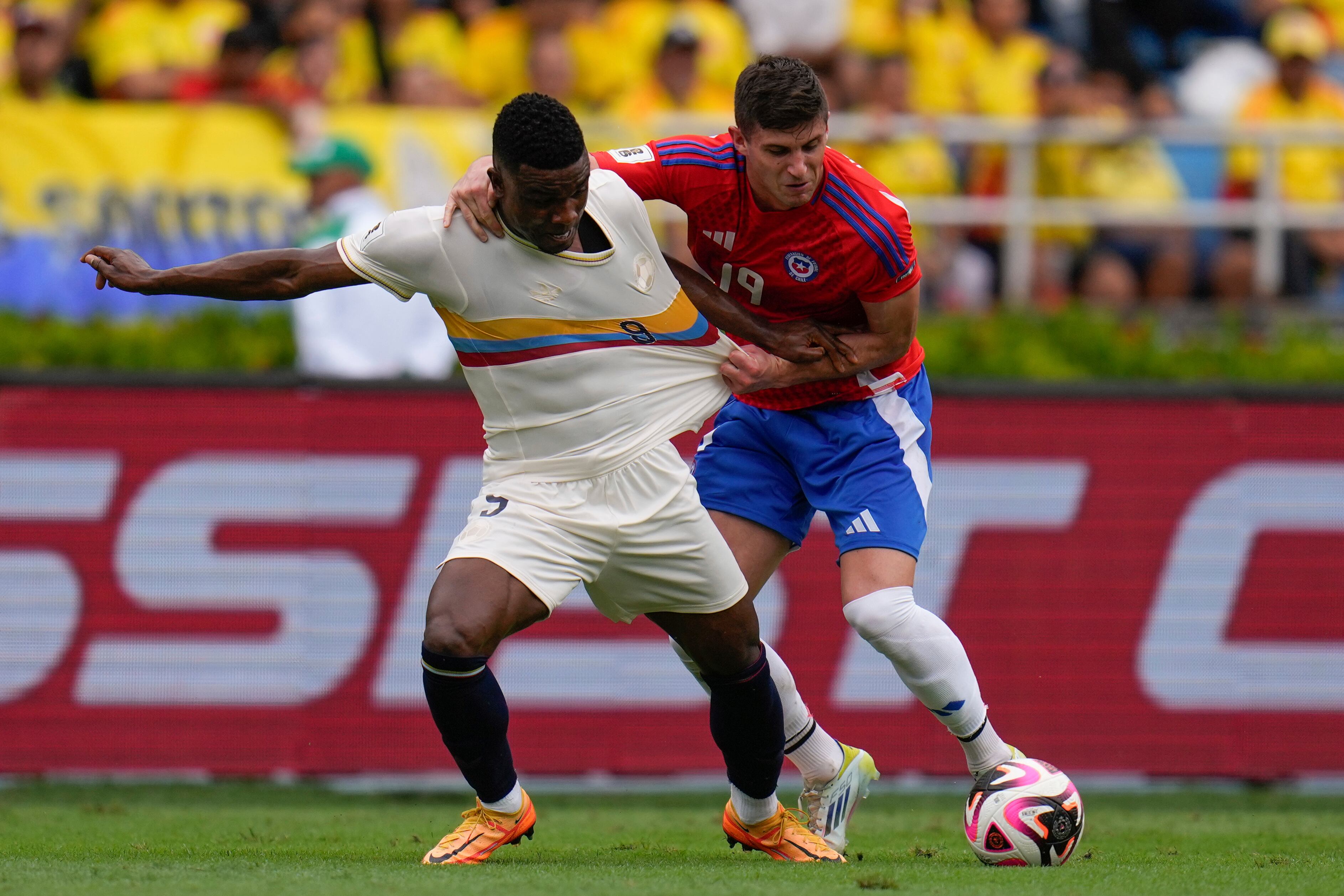 Colombia y Chile se enfrentan en el estadio Metropolitano de Barranquilla por la fecha 10 de las Eliminatorias al Mundial 2026.