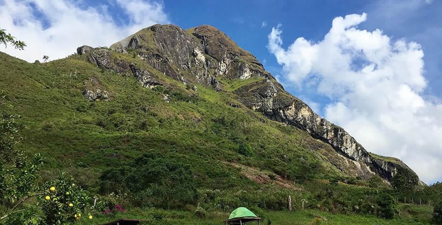 el Cerro San Vicente, una montaña con forma piramidal que se alza a 15 kilómetros del casco urbano.