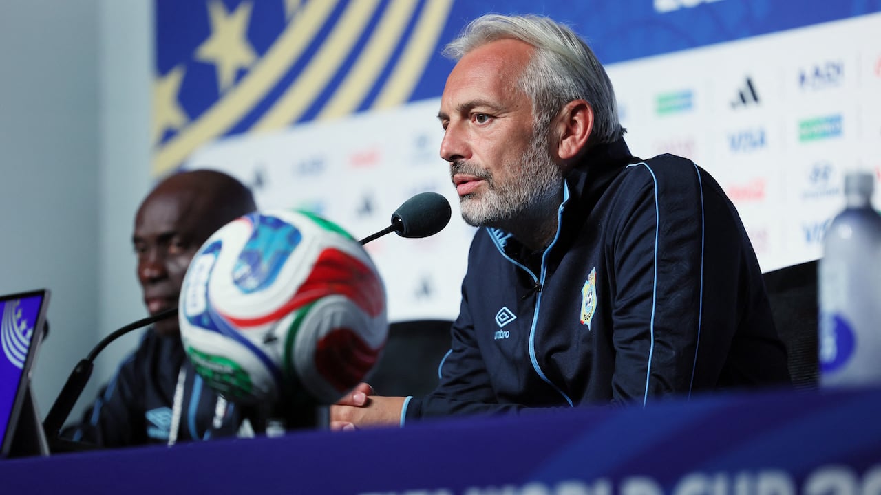 El entrenador de RD Confo, Sebastien Desabre, recibió una triste noticia en plena rueda de prensa.