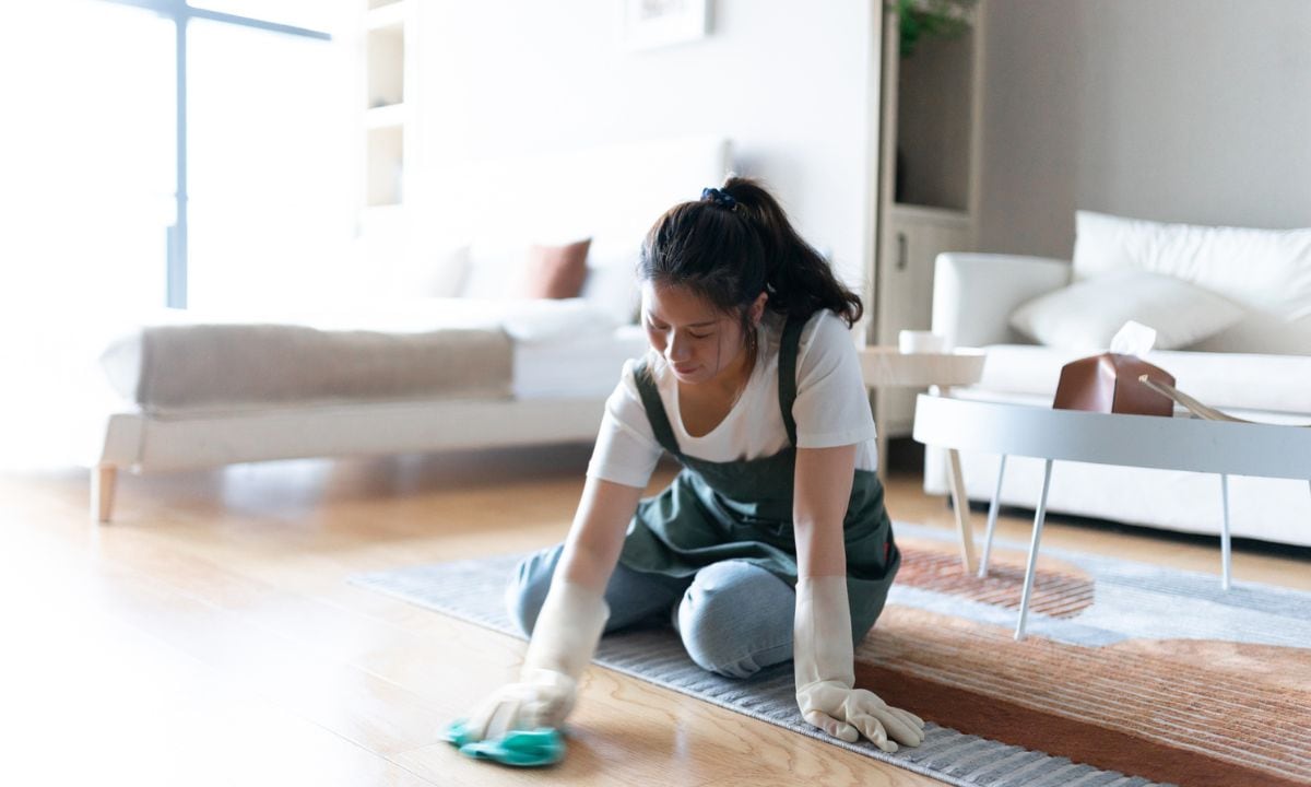 Limpiar madera con crema dental.