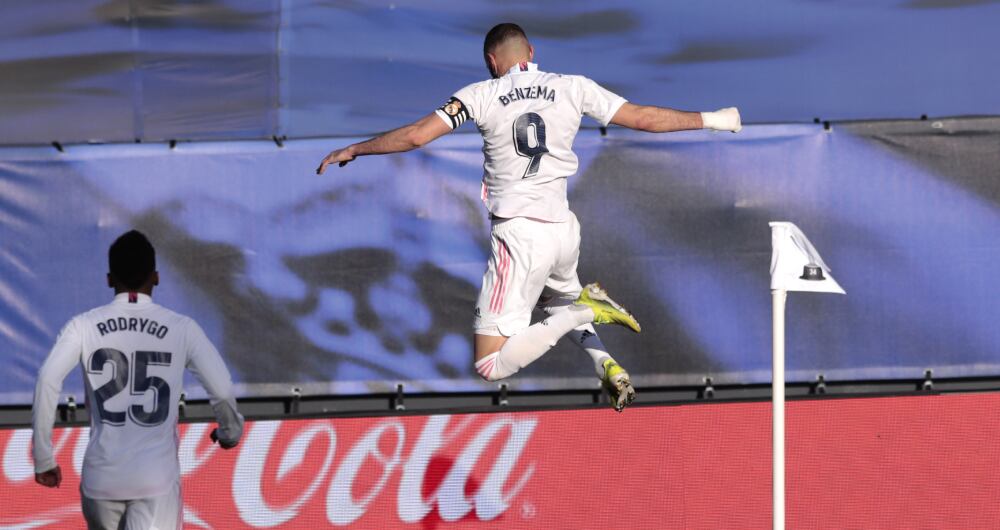 Con goles de Karim Benzema el Madrid sigue en la lucha por el campeonato. Foto: AP/Bernat Armangue