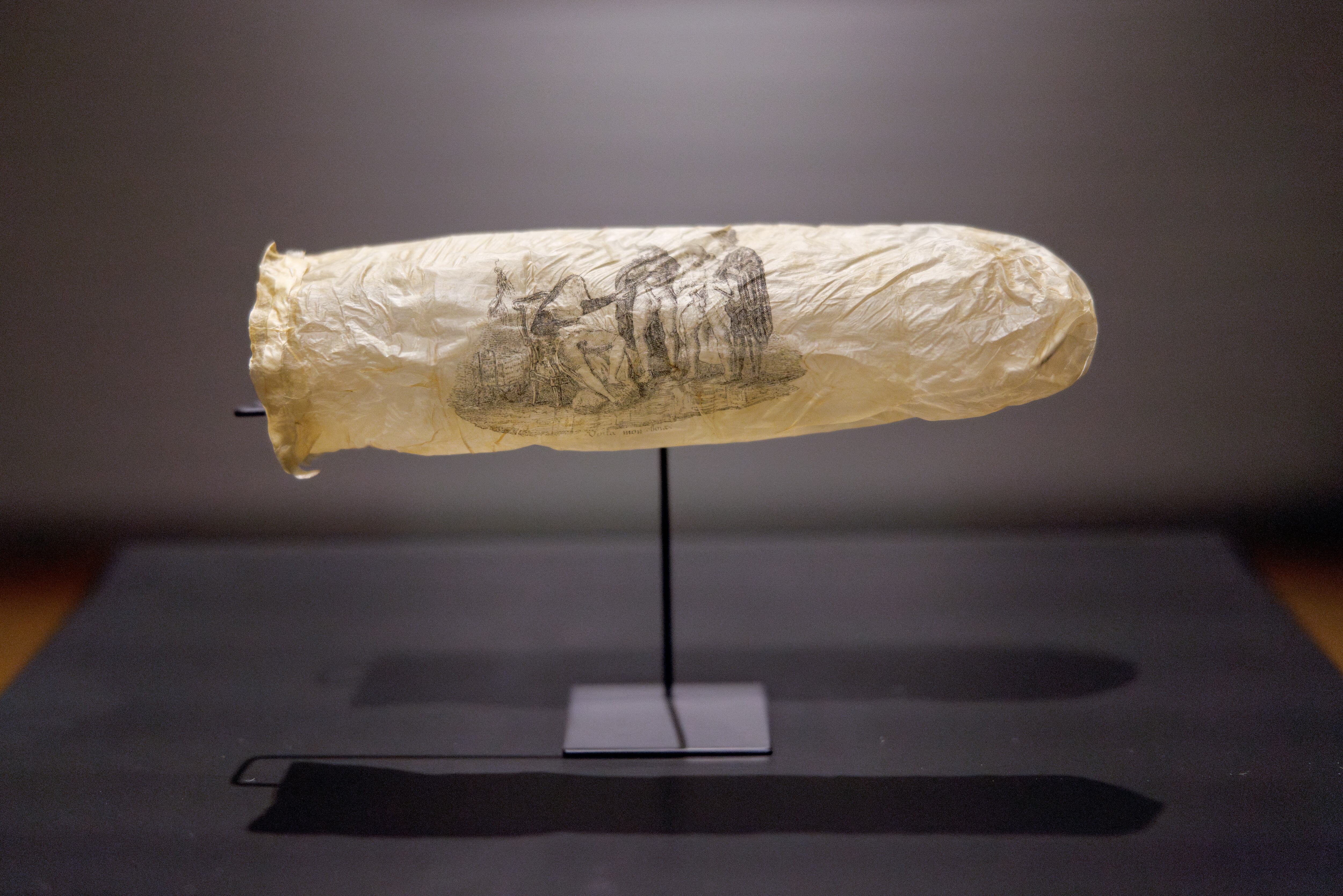Esta fotografía, publicada el 3 de junio de 2025 por el Rijksmuseum de Ámsterdam, muestra un raro condón de 1830 con una estampa erótica de una monja y tres clérigos en poses provocativas.