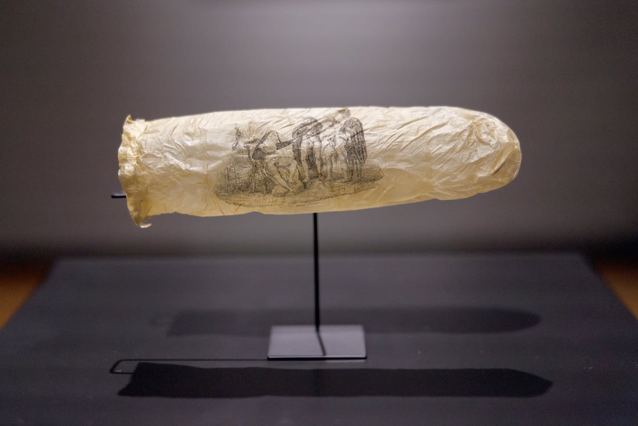 Esta fotografía, publicada el 3 de junio de 2025 por el Rijksmuseum de Ámsterdam, muestra un raro condón de 1830 con una estampa erótica de una monja y tres clérigos en poses provocativas.