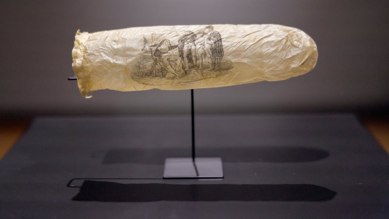 Esta fotografía, publicada el 3 de junio de 2025 por el Rijksmuseum de Ámsterdam, muestra un raro condón de 1830 con una estampa erótica de una monja y tres clérigos en poses provocativas.