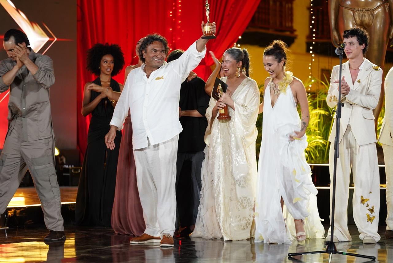 La ceremonia se transmitió por redes y algunos canales, sin embargo, problemas técnicos impidieron ver la entrega 
el Premio a Mejor Serie de Ficción, para ‘Cien años de Soledad’.