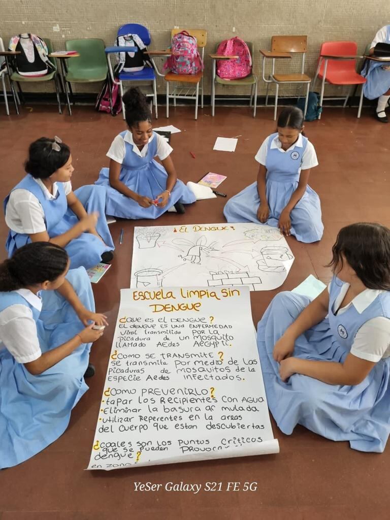 Los estudiantes aprenden sobre el dengue