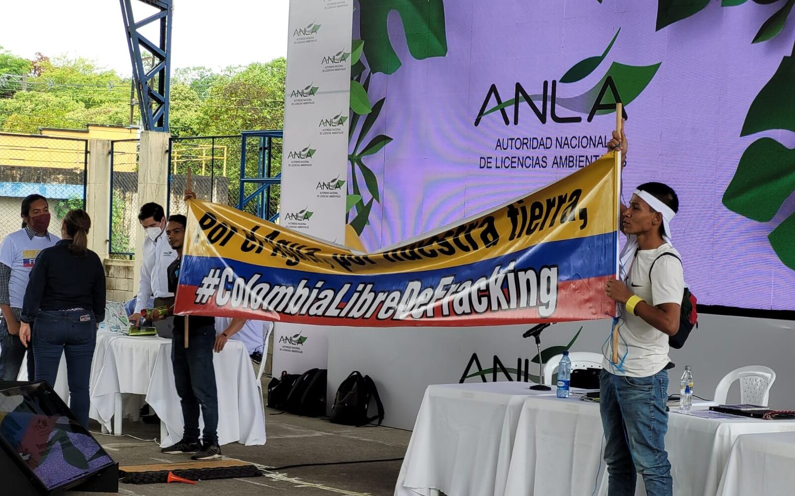 Los manifestantes atacaron con piedra al personal de logística y afectaron los equipos de transmisión. Foto: Twitter @ANLA_Col