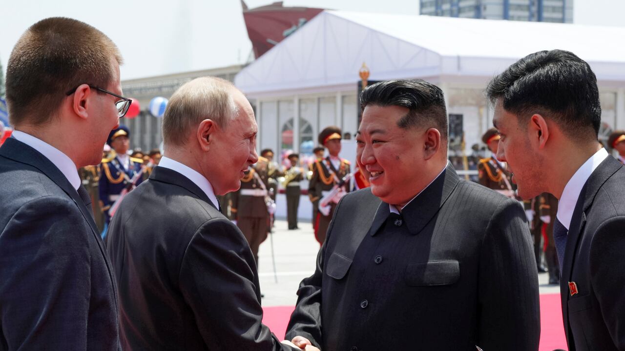 El presidente de Rusia, Vladímir Putin (segundo por la izquierda), y el líder de Corea del Norte, Kim Jong Un (segundo por la derecha), se estrechan la mano durante la ceremonia oficial de bienvenida al mandatario, en la plaza Kim Il Sung de Pyongyang, Corea del Norte, el 19 de junio de 2024. (Gavriil Grigorov, Sputnik, Kremlin Pool Foto vía AP)