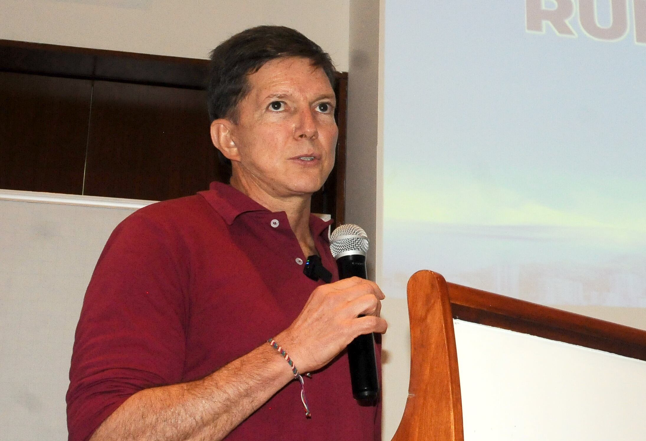 Cali: Política, el precandidato Wilson Ruiz en rueda de presa hace pública la denuncia penal frente a la guerra sucia en esta campaña a la Alcaldía de Cali. Foto José L Guzmán. El País. junio 28-23