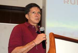 Cali: Política, el precandidato Wilson Ruiz en rueda de presa hace pública la denuncia penal frente a la guerra sucia en esta campaña a la Alcaldía de Cali. Foto José L Guzmán. El País. junio 28-23