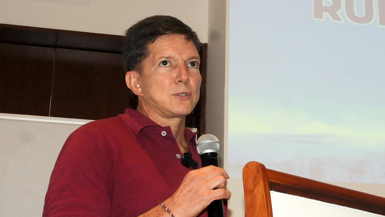 Cali: Política, el precandidato Wilson Ruiz en rueda de presa hace pública la denuncia penal frente a la guerra sucia en esta campaña a la Alcaldía de Cali. Foto José L Guzmán. El País. junio 28-23