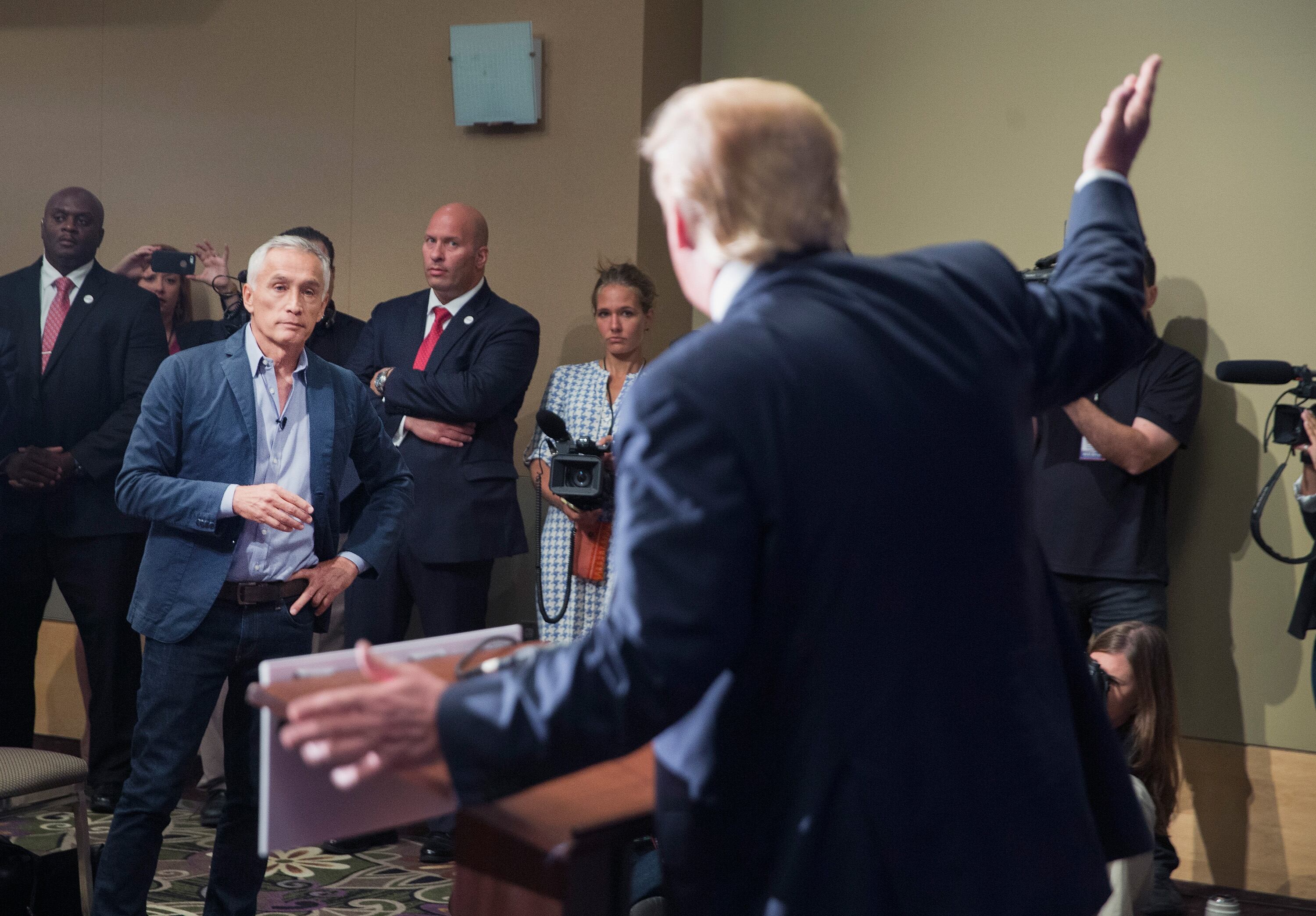 El candidato presidencial republicano Donald Trump responde una pregunta del presentador de Univision y Fusion, Jorge Ramos, durante una conferencia de prensa celebrada antes de su evento de campaña en el Grand River Center el 25 de agosto de 2015 en Dubuque, Iowa.