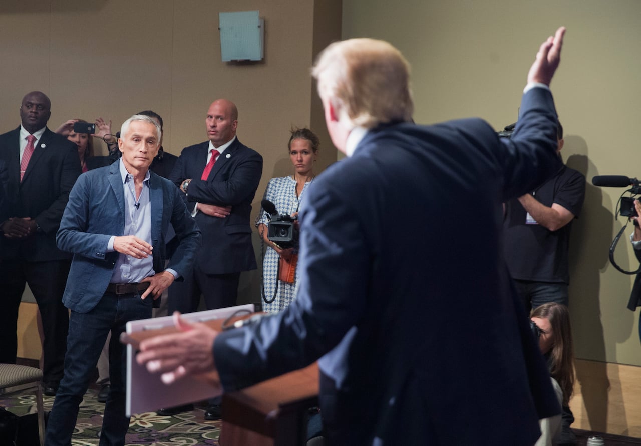 El candidato presidencial republicano Donald Trump responde una pregunta del presentador de Univision y Fusion, Jorge Ramos, durante una conferencia de prensa celebrada antes de su evento de campaña en el Grand River Center el 25 de agosto de 2015 en Dubuque, Iowa.
