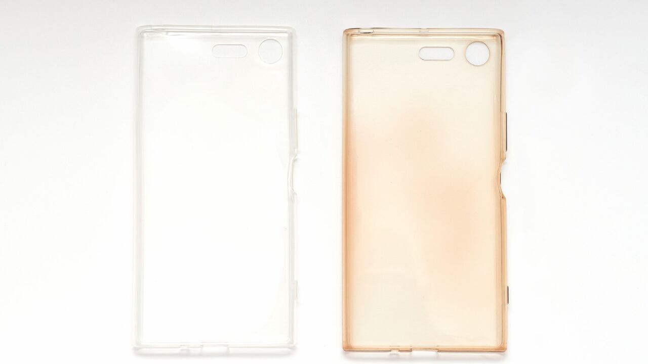 La luz ultravioleta degrada los polímeros de la funda, acelerando el amarillamiento.