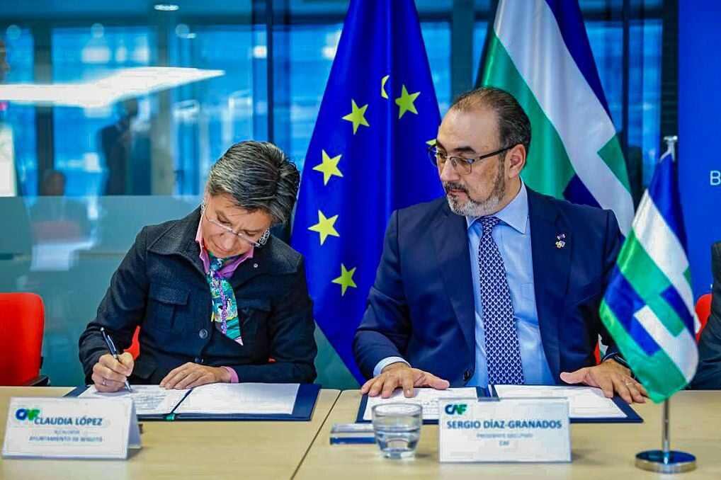 Alcaldesa Claudia López firmando el convenio crédito con la CAF.