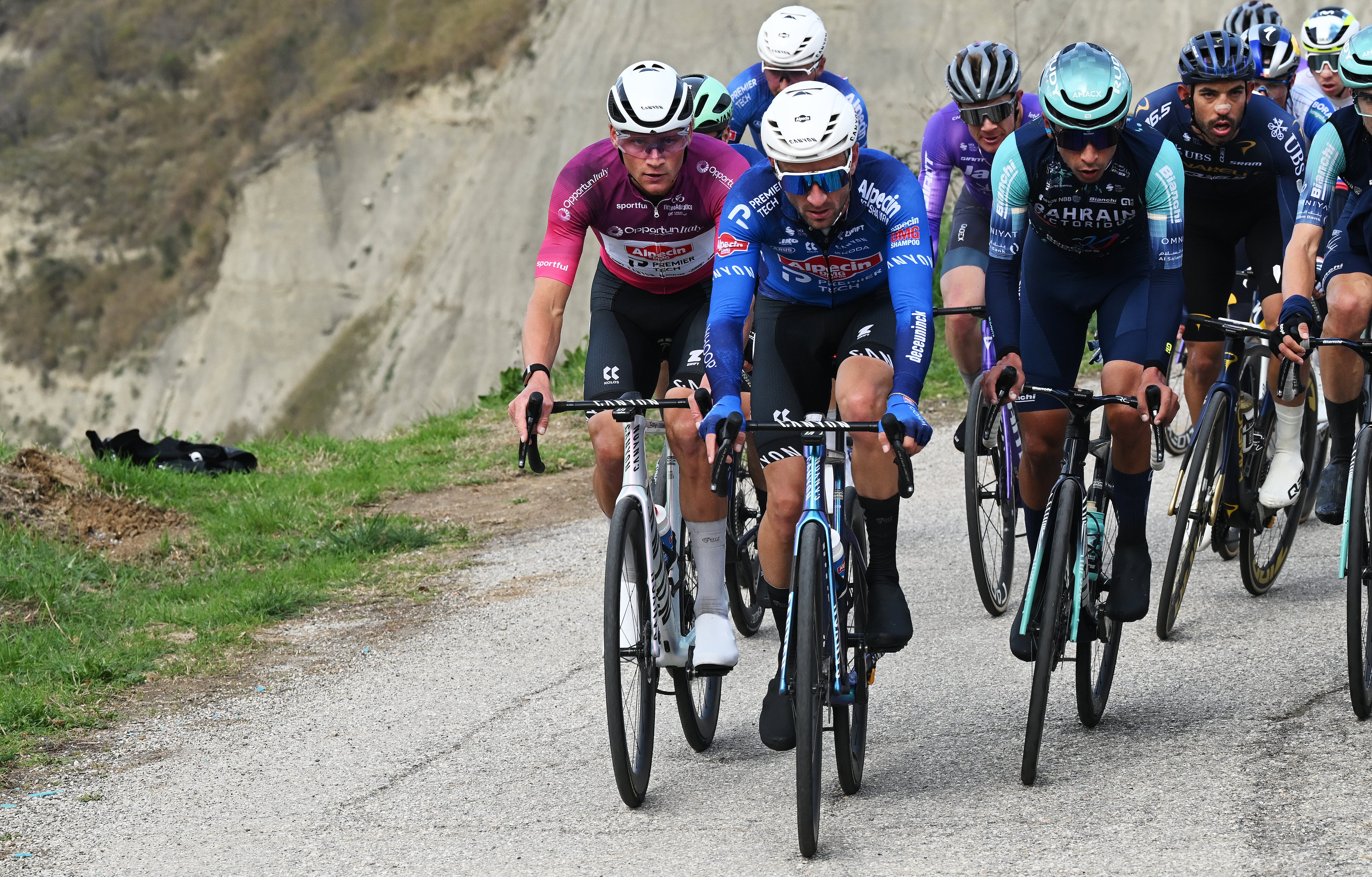 Mathieu van der Poel de Países Bajos (maillot morado de sprint), Edward Planckaert de Bélgica (equipo Alpecin-Premier Tech) y Santiago Buitrago de Colombia (equipo Bahrain) victoriosos compiten durante la 61.ª Tirreno-Adriático 2026