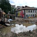 ALa fotografía muestra un cráter lleno de agua causado por misiles rusos en una guardería en Kyiv el 26 de junio de 2022, en medio de la invasión rusa de Ucrania. - “La cumbre del G7 debe responder con más sanciones contra Rusia y más armas pesadas para Ucrania”, instó el 26 de junio de 2022 Dmytro Kouleba, jefe de la diplomacia ucraniana, en Twitter, llamando a “derrotar al imperialismo ruso enfermo”. (Foto de Serguéi SUPINSKY / AFP)