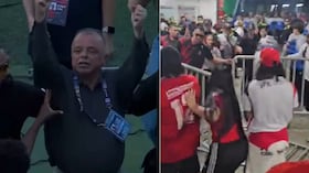 Raúl Giraldo, dueño del DIM, haciendo gestos contra la hinchada.
