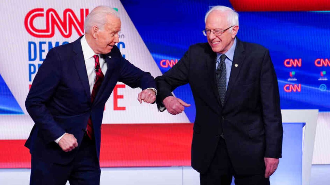 Los candidatos recordaron a lo largo del debate la importancia de tomarse en serio el covid-19 e incluso dieron ejemplo a la audiencia al saludarse con el codo.