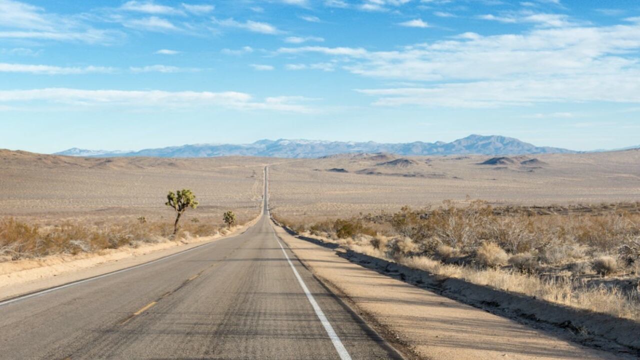 Tramo rural de la Interestatal 8 en Arizona, uno de los posibles escenarios para el experimento de carreteras sin límites de velocidad.