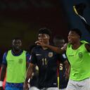 El delantero #11 de Ecuador Kevin Rodríguez y el centrocampista #19 de Ecuador Gonzalo Plata celebran al final del partido de fútbol de las eliminatorias sudamericanas de la Copa Mundial de la FIFA 2026 entre Colombia y Ecuador en el estadio Metropolitano Roberto Meléndez en Barranquilla, Colombia, el 19 de noviembre de 2024.