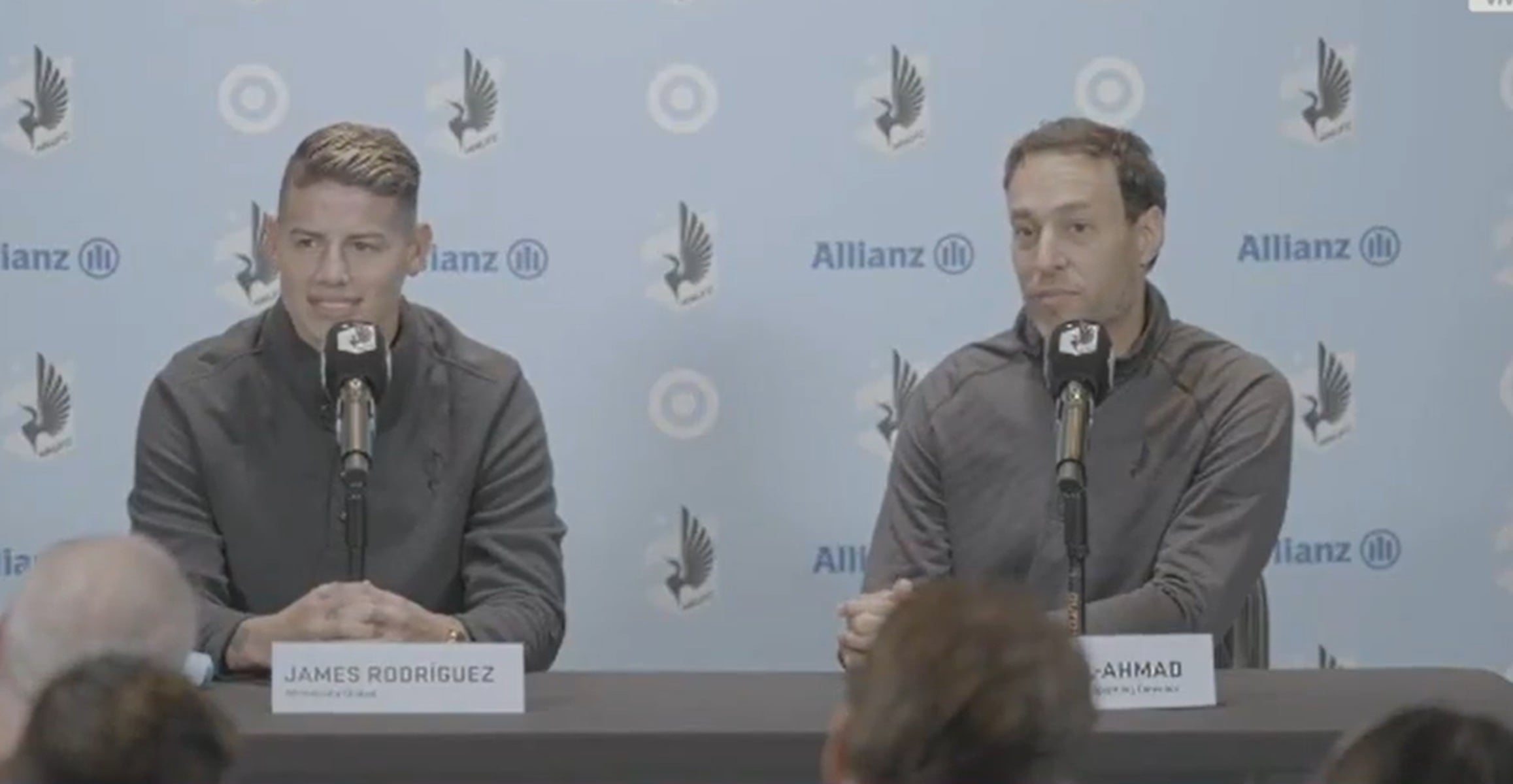 James Rodríguez y el director deportivo en rueda de prensa.