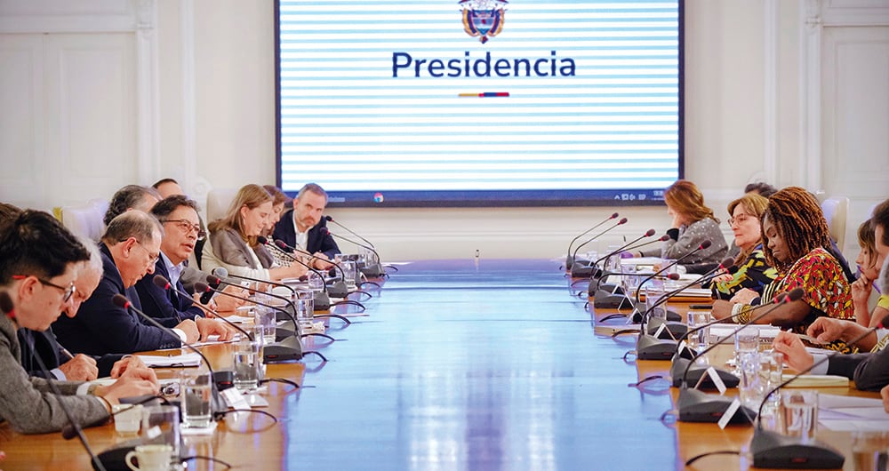 Los consejos de ministros son transmitidos por RTVC gracias a un contrato interadministrativo con el sistema de medios públicos por 6.074 millones de pesos que está vigente hasta noviembre de 2025 o hasta que se agoten sus fondos.