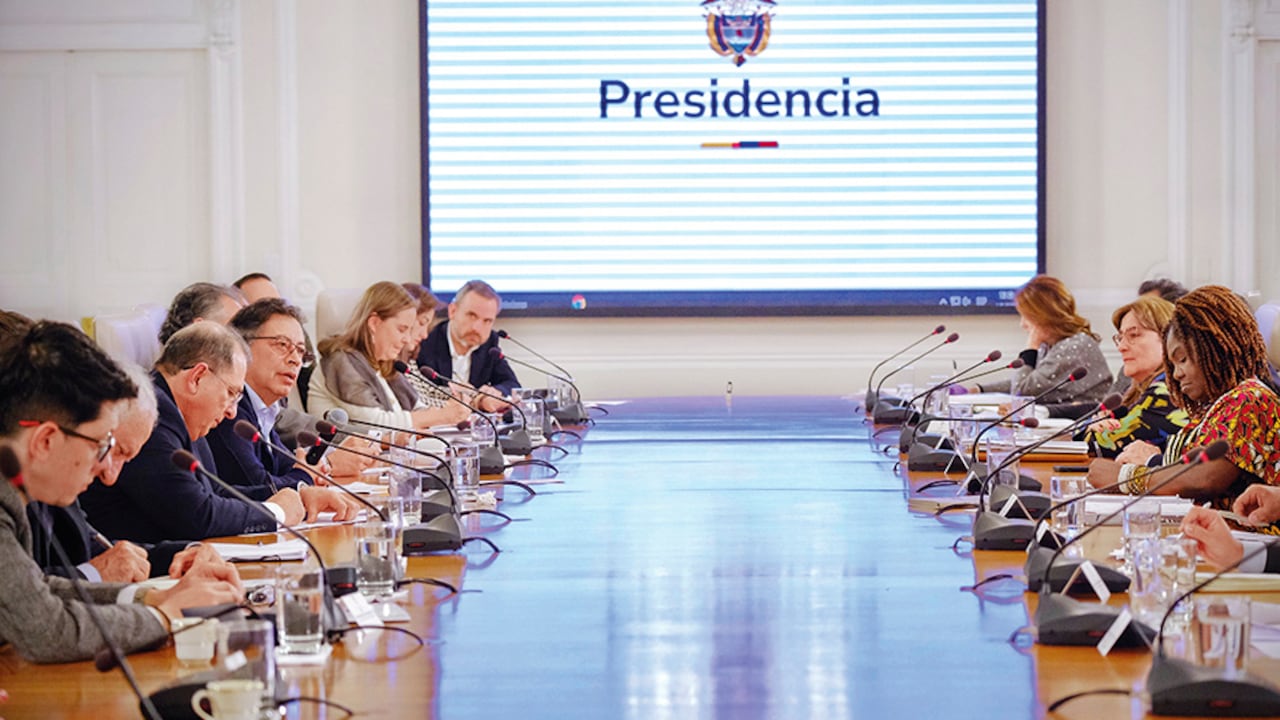 Los consejos de ministros son transmitidos por RTVC gracias a un contrato interadministrativo con el sistema de medios públicos por 6.074 millones de pesos que está vigente hasta noviembre de 2025 o hasta que se agoten sus fondos.