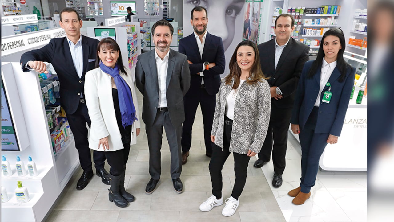 De izquierda a derecha, Álvaro Vargas, vicepresidente de Negocio Institucional, Claudia Sterling, vicepresidenta legal y de asuntos corporativos; Gonzalo Durán Jiles, presidente para Colombia; Julio Martínez, vicepresidente de Operaciones; María Clara Gaitán, vicepresidenta de Recursos Humanos; Ramón González, vicepresidente comercial; y Alejandra Reyes, administradora de la farmacia parque 93.
