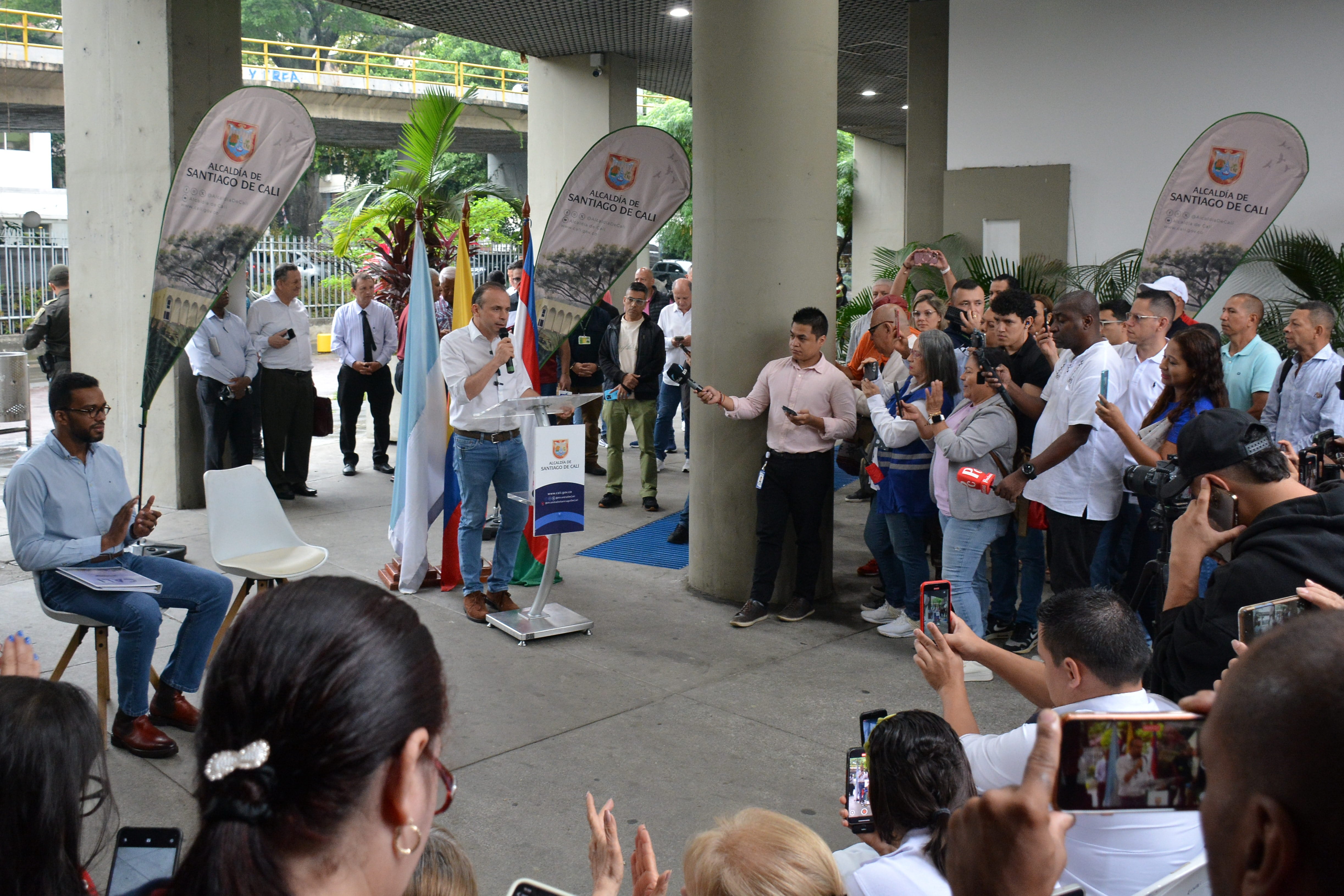 El alcalde de Cali, Alejandro Eder, anunció este viernes una nueva medida sobre los impuestos en la ciudad. Se trata del ‘Predial Social’, una novedosa estrategia con la que se busca ayudar a los deudores caleños en situación de vulnerabilidad. Foto Jorge Orozco / El País