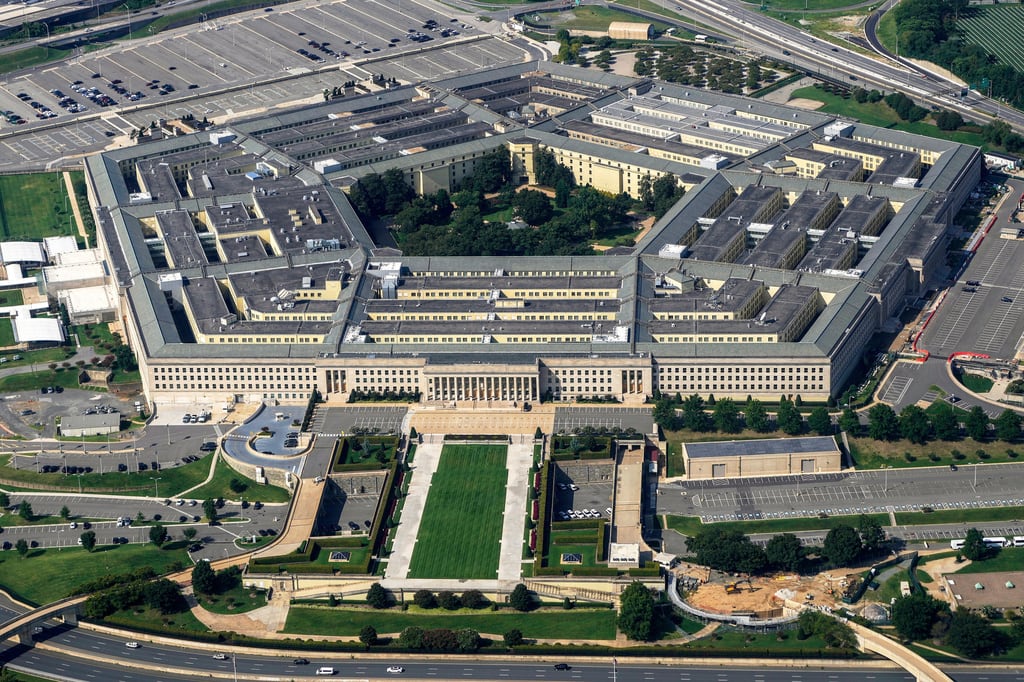 El Pentágono visto desde la ventanilla de un avión, el 27 de agosto de 2023, en Washington. (AP Foto/Carolyn Kaster, Archivo)