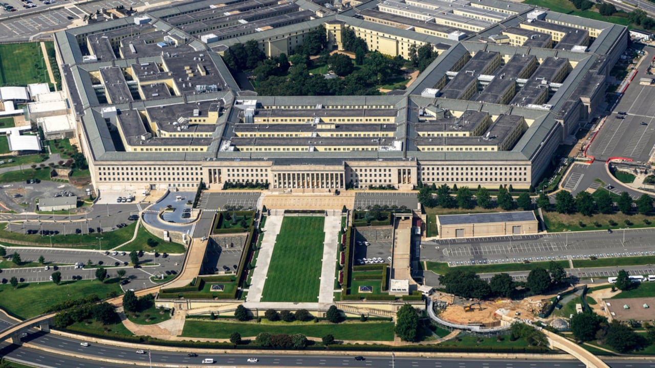 El Pentágono visto desde la ventanilla de un avión, el 27 de agosto de 2023, en Washington.